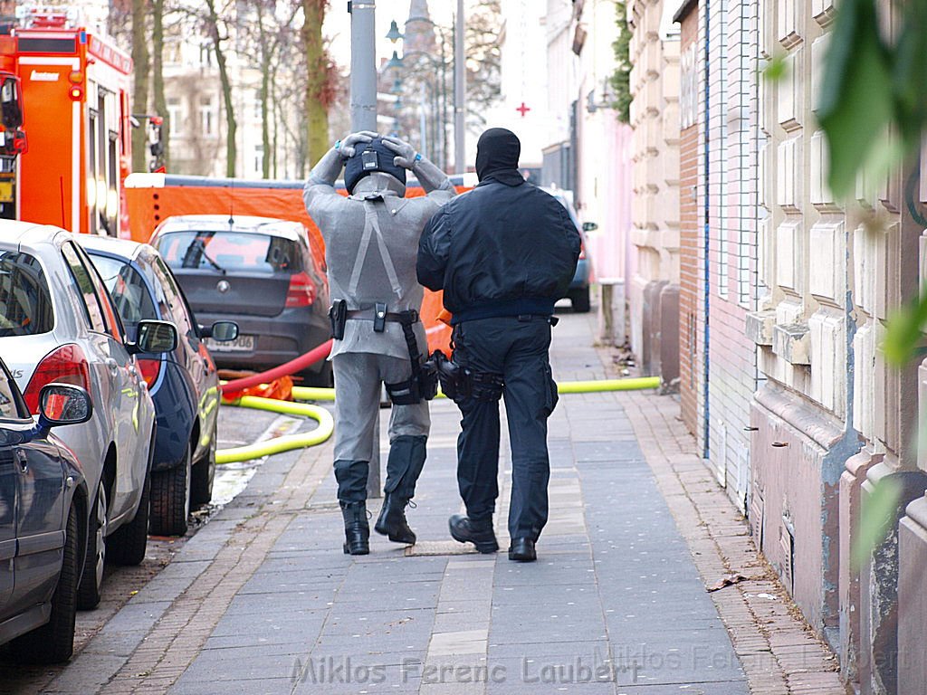 Einsatz Feuerwehr SEK Polizei Koeln Nippes Merheimerstr P103.JPG